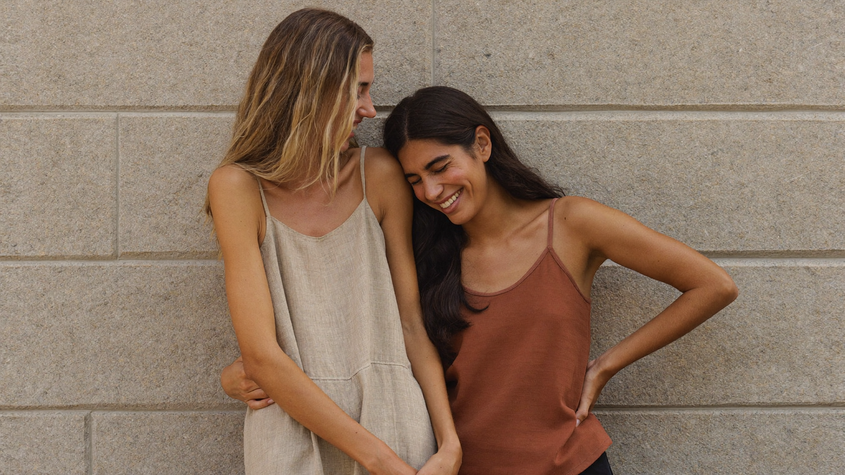 Deux femmes qui rient ensemble, ambiance Amboa
